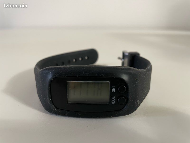 Montre bracelet avec podomètre (image 1)