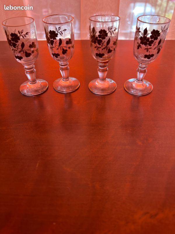 Vends 4 verres digestifs très anciens avec décoration (image 1)