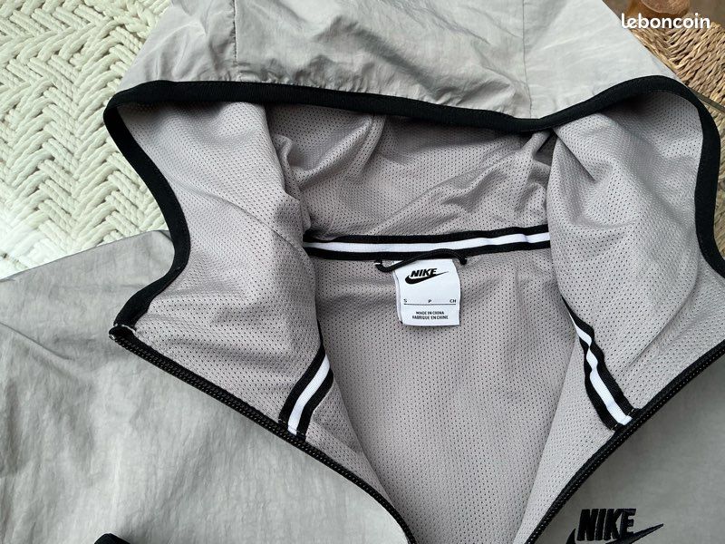 Veste deperlante /coupe vent nike enfant de couleur grise taille m/ rentrée 2026/27 (image 2)