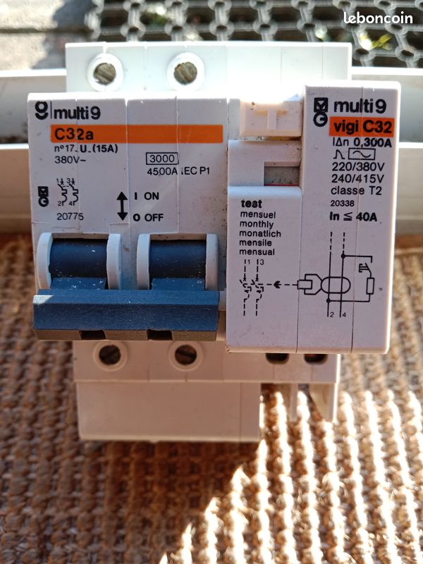 Disjoncteur Différentiel Merlin Gérin C32a 15A 20775 + 20338 (image 1)