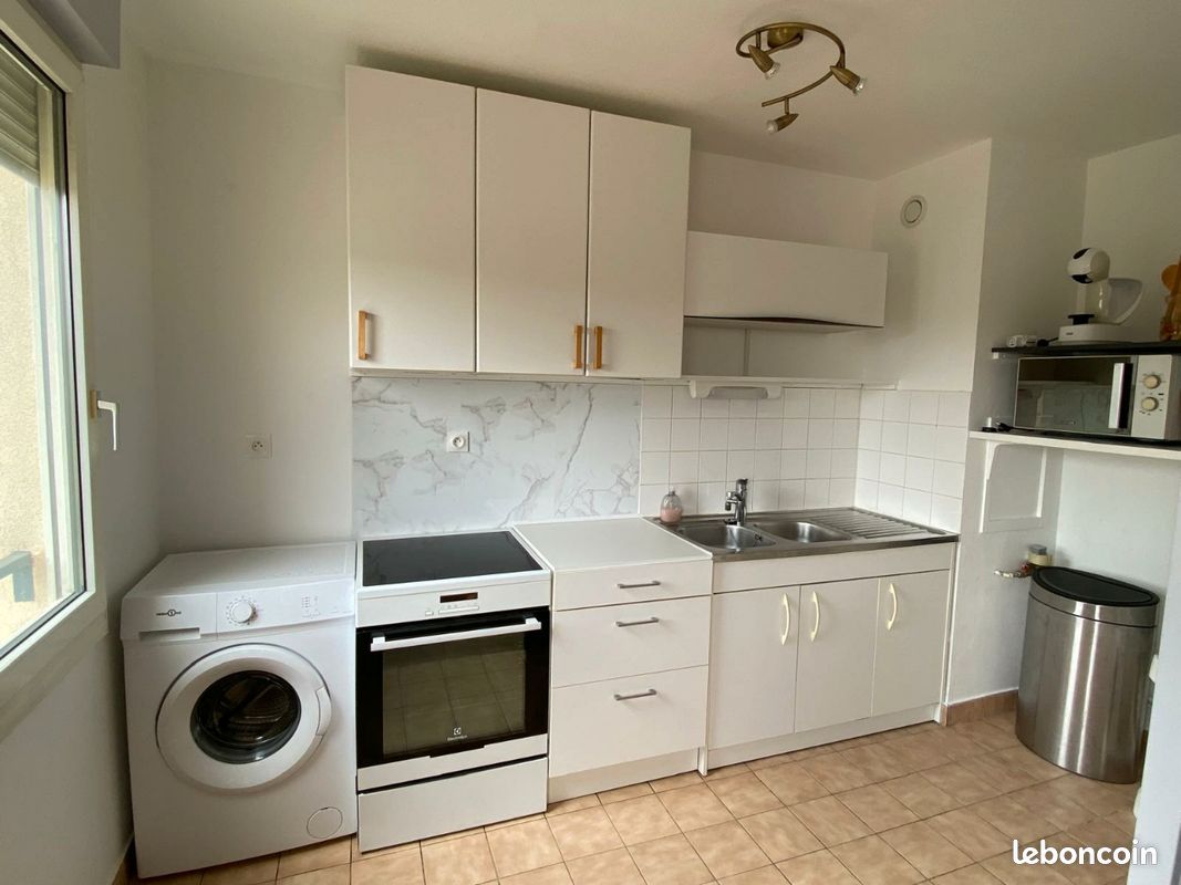 Appartement 1 pièce 31 m² · à Saint-Genis-Laval · 31 m² · 625 €