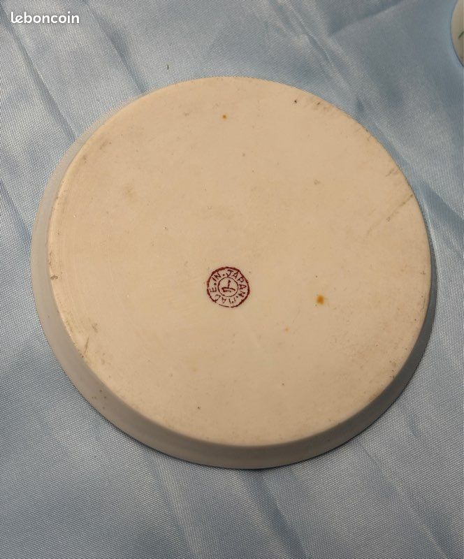 Ensemble vintage en porcelaine du Japon comprend un petit plateau rond, deux coquetiers peints de motifs d'oiseaux et deux salière, poivrière assorties en forme de petits oiseaux (image 8)