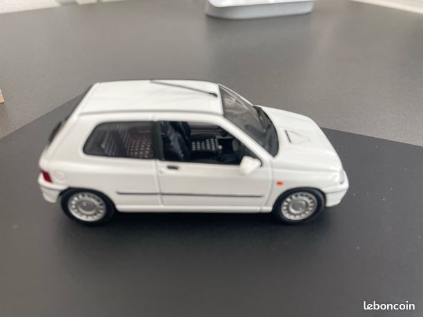 Véhicules miniatures Universal Hobbies 1:43 Renault