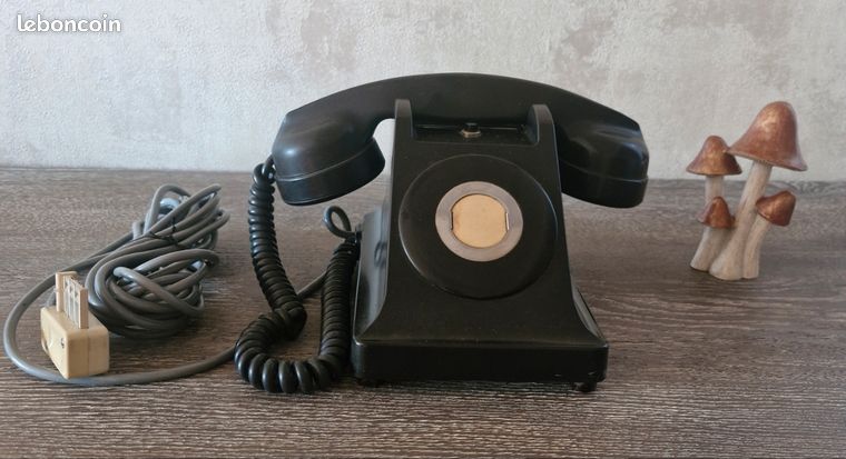 Téléphone ancien en bakélite noire - Emmaüs Albi - Villefranche d'Albi