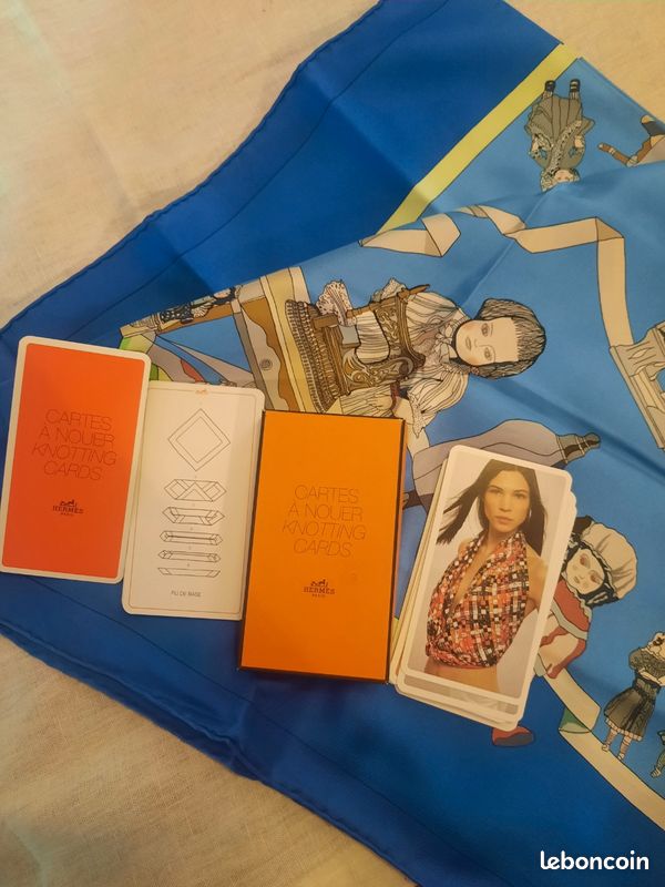 Carré Hermès "Cartes à Nouer" N°5 - Soie Orange Et Noir - Occasion En Très Bon état - Vintage, Icône De Mode