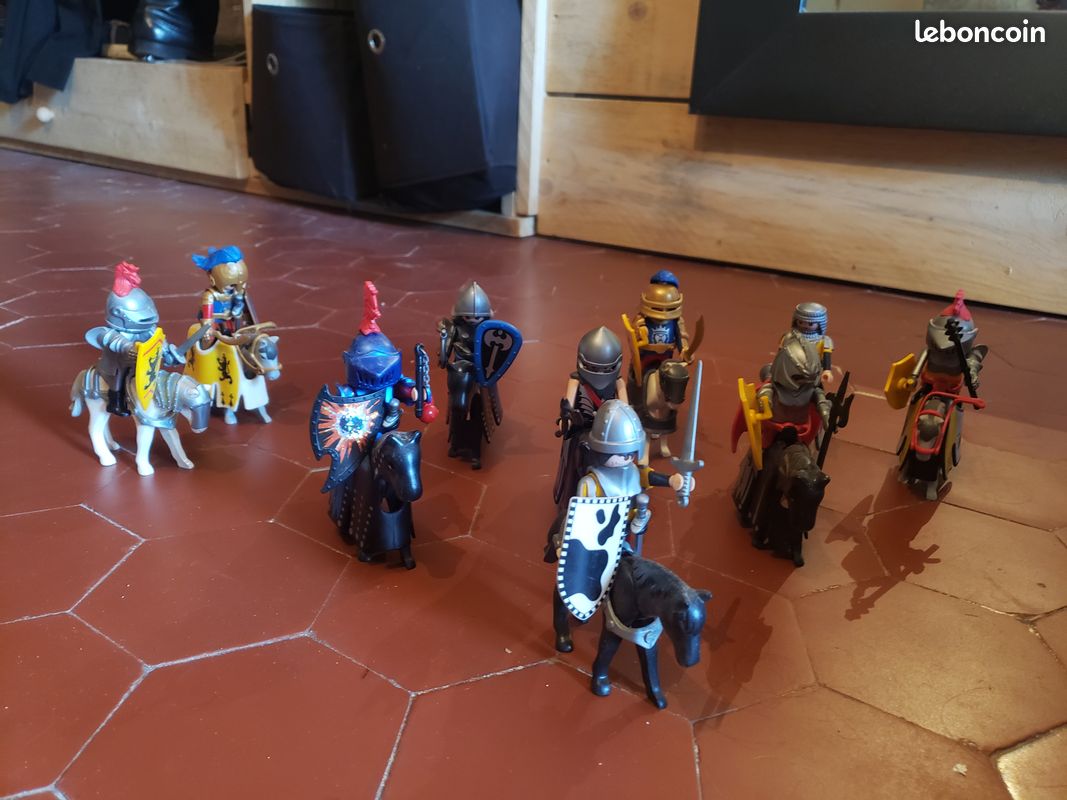 Chateau fort Playmobil + lot de très nombreux personnages et accessoires (image 3)