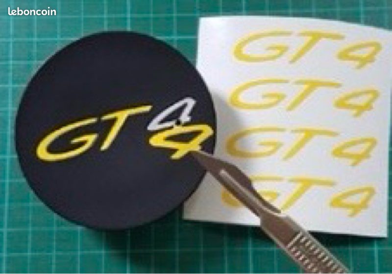 Porsche Cayman 718 GT4 stickers centres roue jaune racing (image 1)