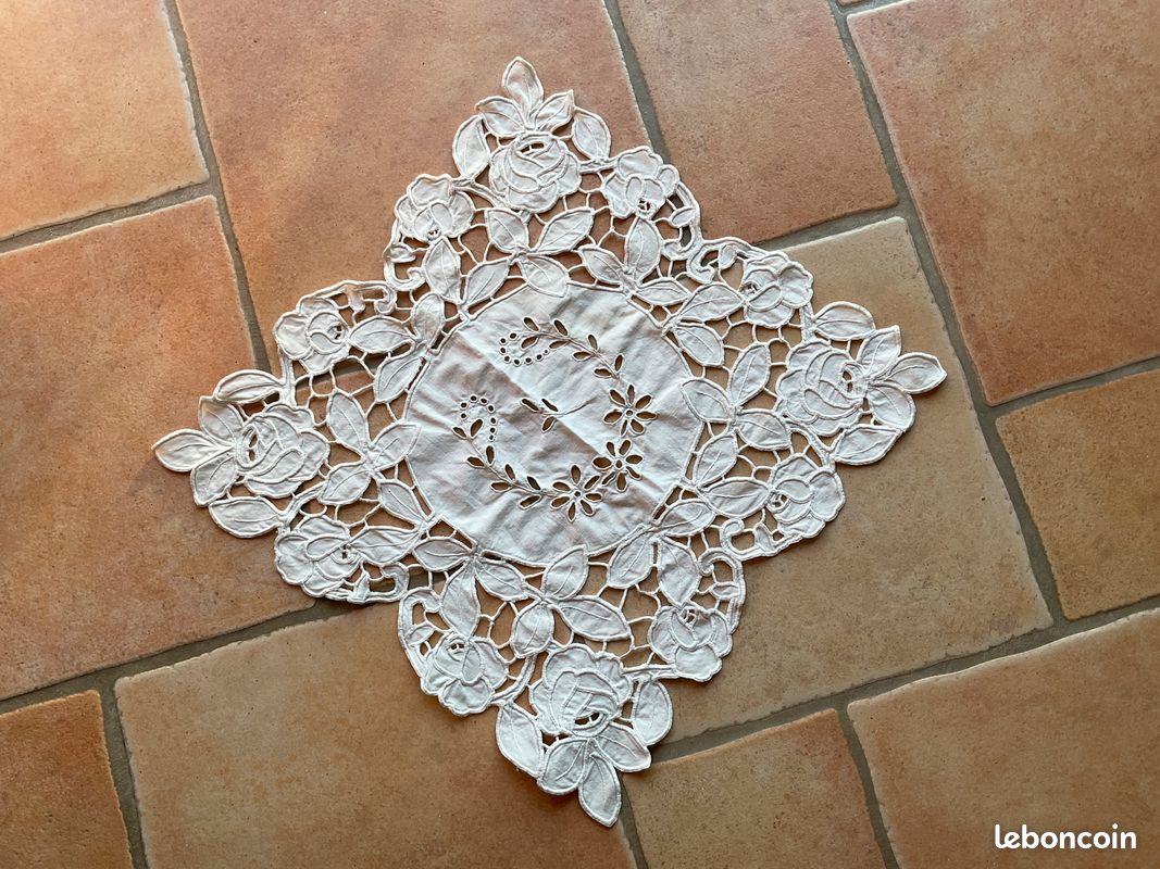 NAPPERON BRODE MAIN DENTELLE RENAISSANCE CARRE ECRU DE 35 CM sur lin