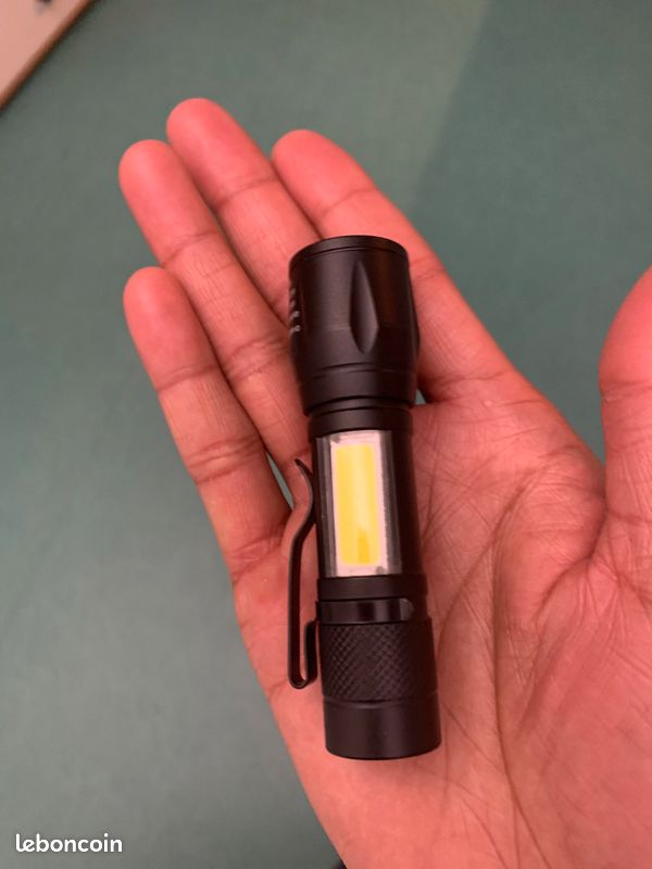 Lampe torche compact en metal (image 2)