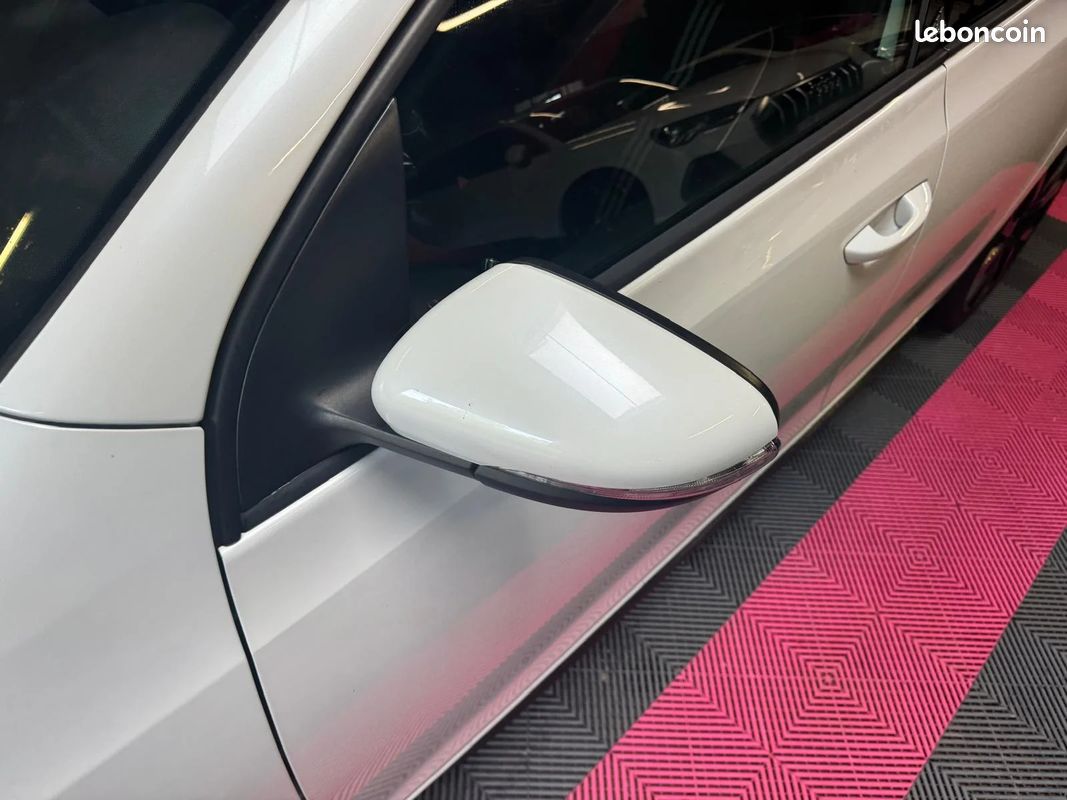 Volkswagen GOLF 6 GTI 2.0 TSI DSG Adidas / Dynaudio / Toit ouvrant panoramique / Sièges Chauffants (image 16)