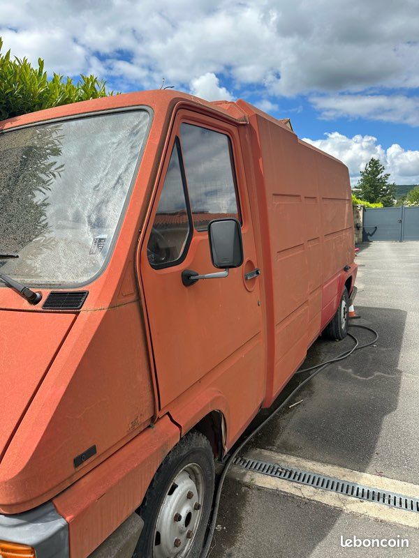 Master 1984. A réviser . 34000km pour pièces complet avec carte grise (image 1)