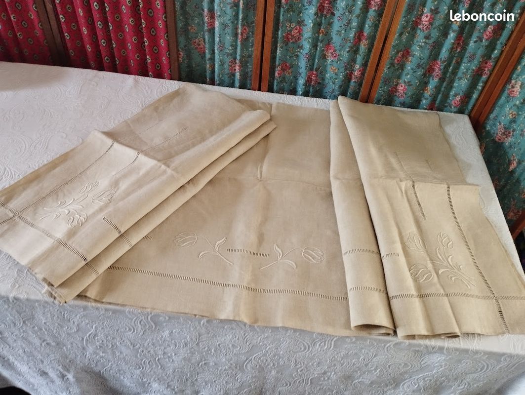 Drap ancien brodé main, pur lin, jamais utilisé (image 1)