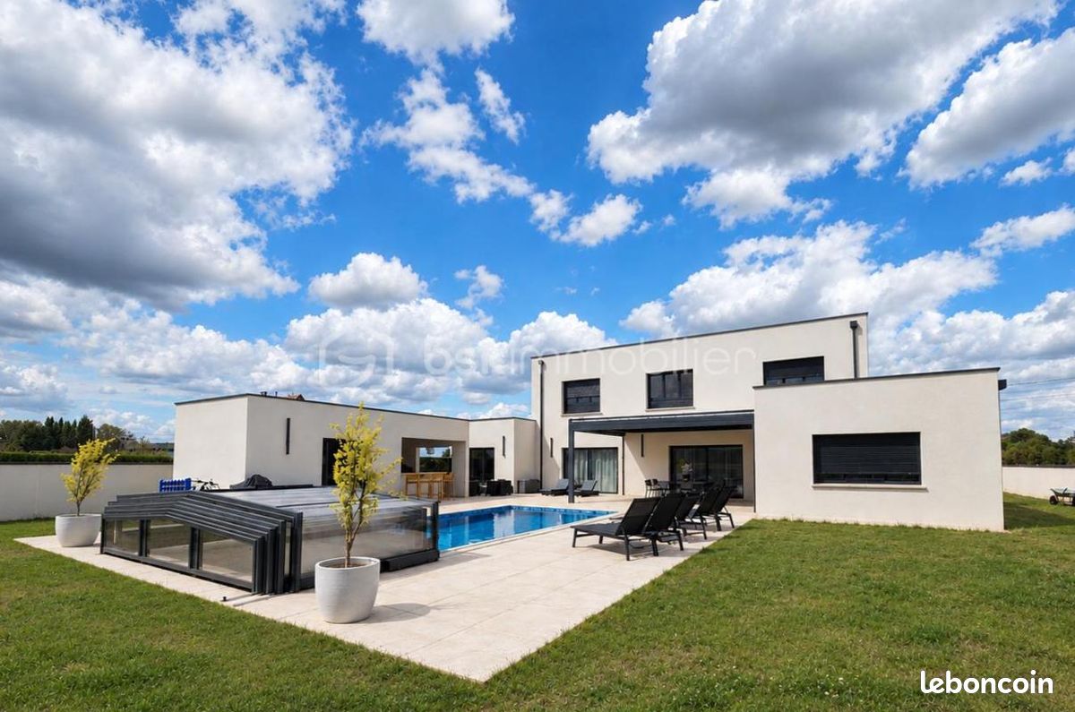Maison 10 pièces 256 m² · à Savigné-sur-Lathan · 256 m² · 1 280 000 €