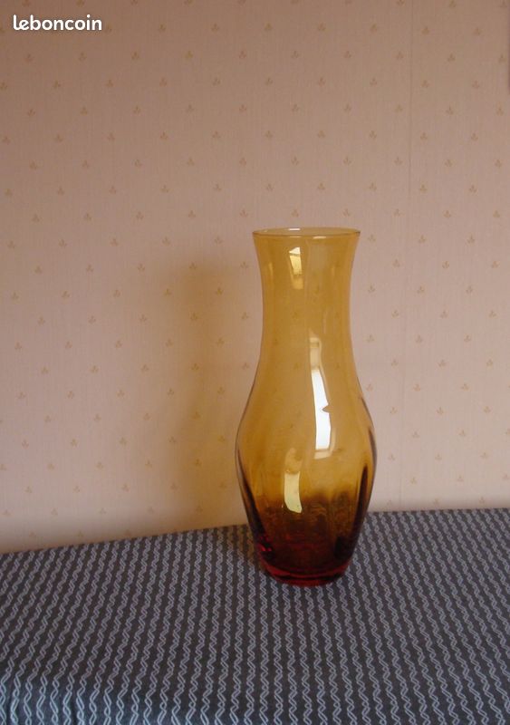Grand vase jaune en verre transparent (image 1)