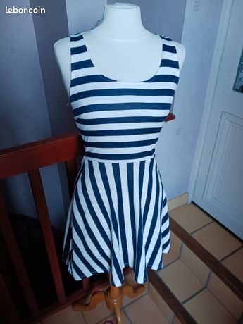 Robe-pull à rayures horizontales bleu marine Sonia Rykiel, €330 |  | France