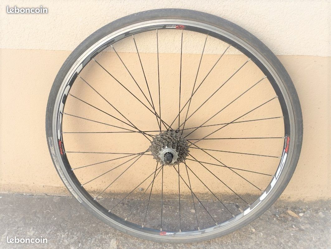 Roue arrière vélo course 9 pignons bon état (image 1)