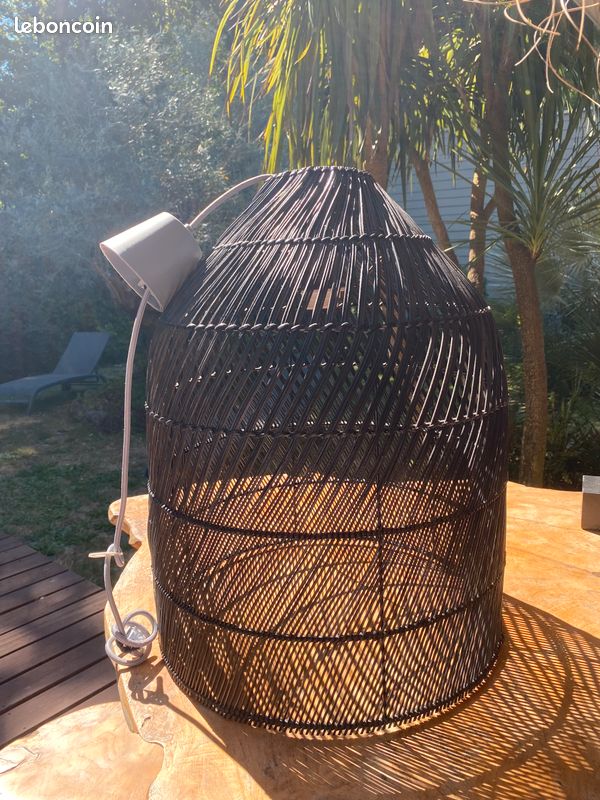 Suspension noire en rotin (image 1)