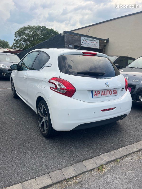 PEUGEOT 208 1.6 e-HDi 92ch BVM5 Feline , berline, blanc, 5 cv, 3 portes (image 3)
