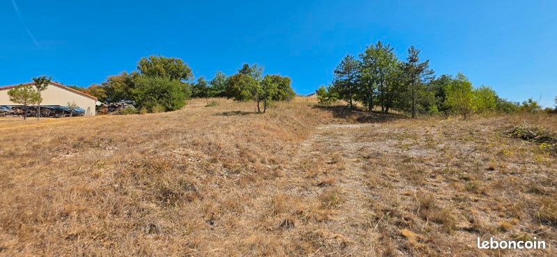 Terrain 2 325 m² Lalbenque · 35 000 €