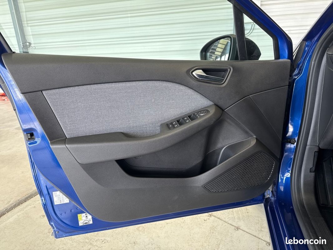 RENAULT Clio TCe 90 Techno (image 21)