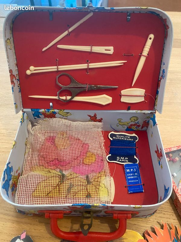 Malette ou valisette couture vintage 60/70 en carton pour enfant (image 4)