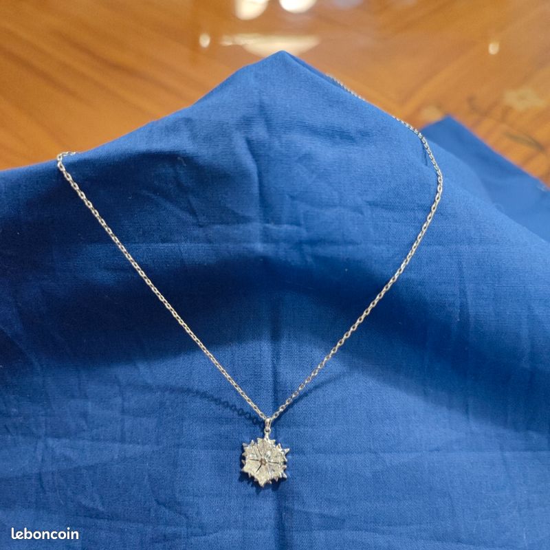 Collier Médaillon "Frozen" (La Reine Des Neiges) - Pendentif Flocon De Neige Artisanal En Acier Inox - Neuf