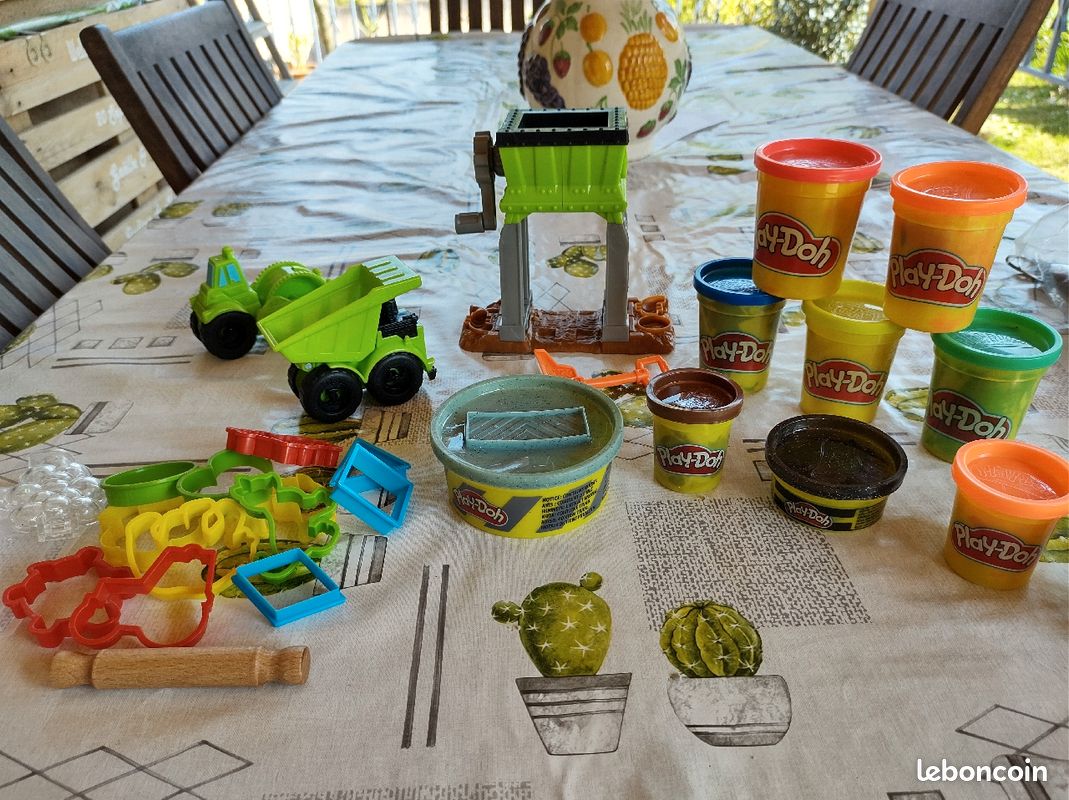 Lot pâtes à modelée Play-Doh et accessoires (image 1)