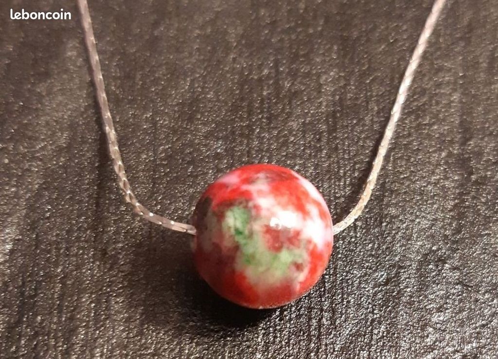 Pendentif pierre Jade rose et verte 12 mm sur une chaîne de 45 cm (image 1)