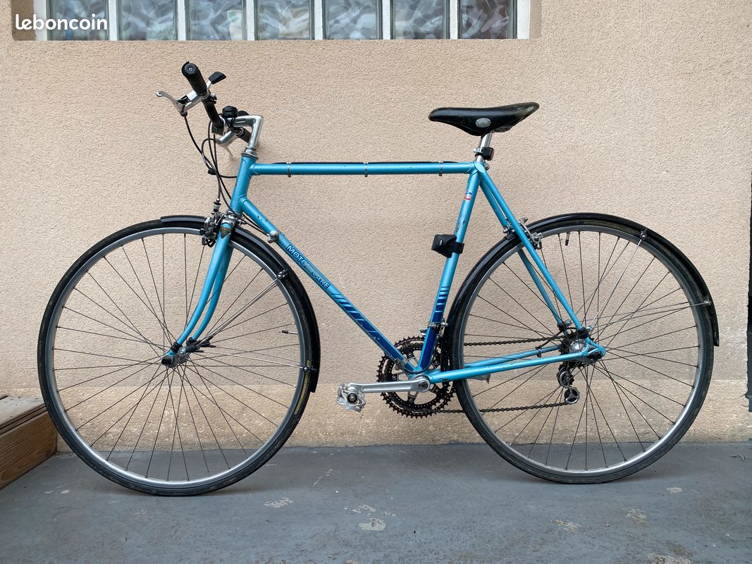 Vélo de route d'occasion transformé en vélo urbain, look moderne