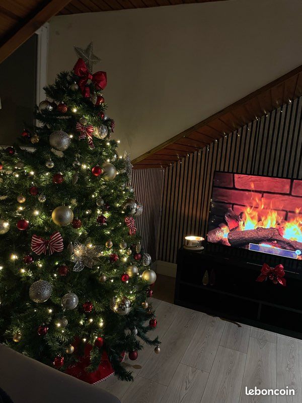Sapin de Noël avec décorations (image 1)