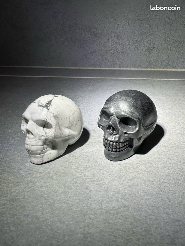 Lot de 2 Crânes Tête de Mort en Pierre Naturelles (image 1)