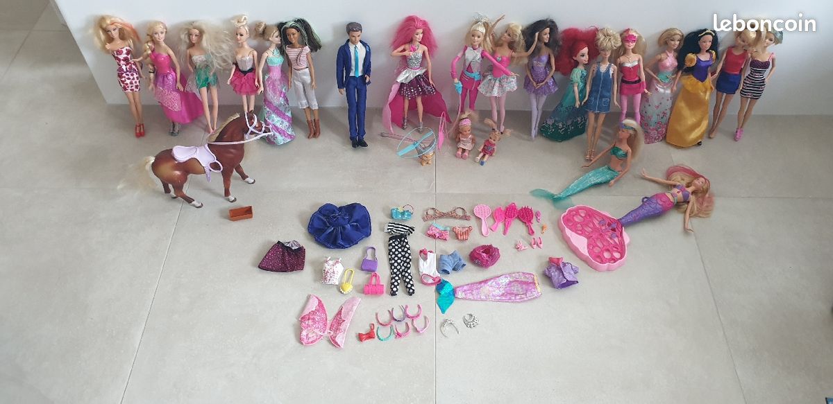 Lot de barbie (image 1)