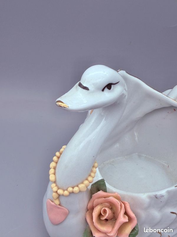 Jardinière en porcelaine représentant un cygne, décor floral en reliefs, fleurs peintes et rehauts dorés. Très bon état général. 16x11x17 cm (image 2)