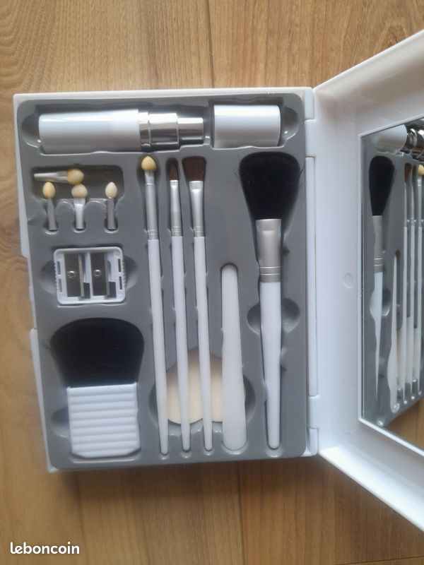 Boîte à pinceaux pour maquillage neuve (image 2)