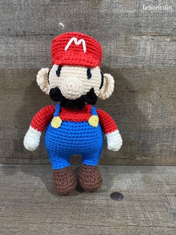Mario amigurumi (image 1)