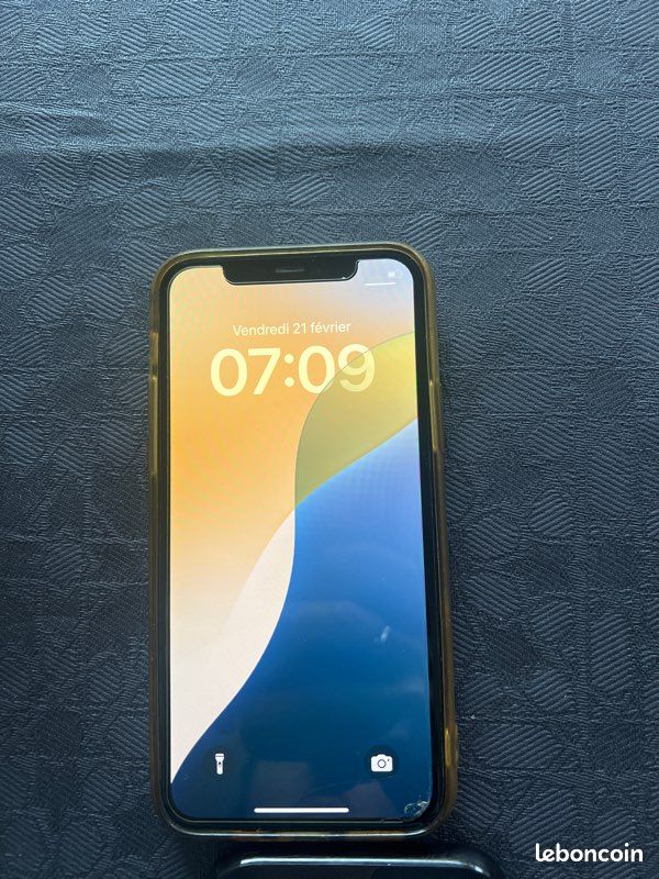 IPhone 11 Pro + 2 cases (image 2)