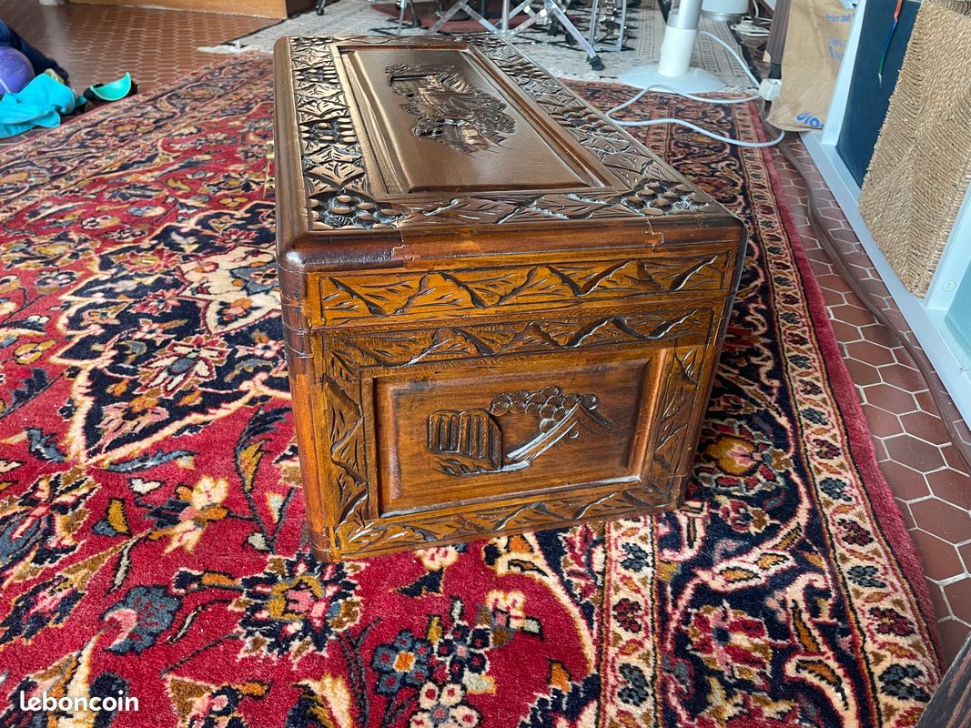 Coffre asiatique en bois sculpté main (image 3)