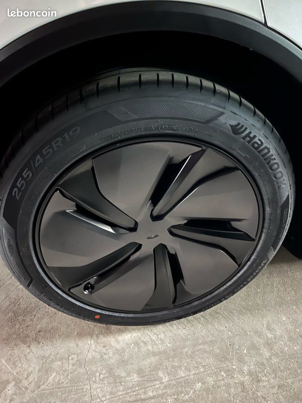 Pneus neufs tesla (image 1)