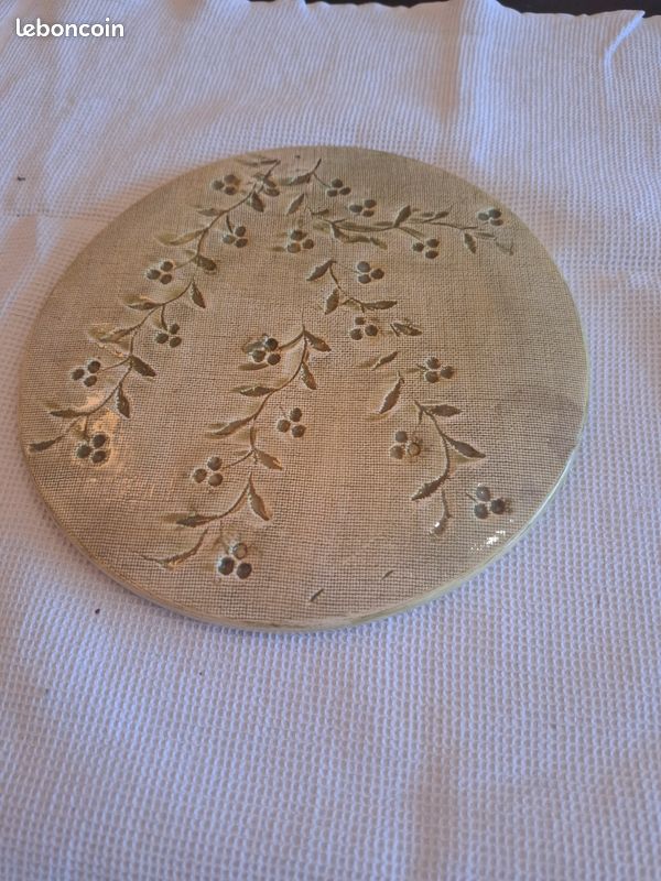 Dessous-de-Plat Artisanal en Céramique – Décor Végétal Gravé – Signé (image 3)