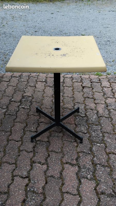 Table carré de bistrot (image 1)