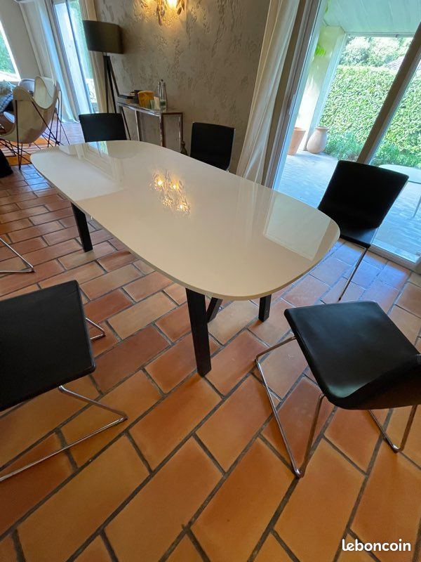 Table laquée pied wengué (image 2)