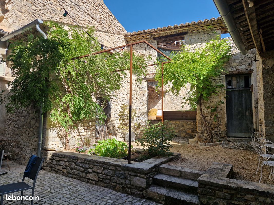 Maison 10 pièces 340 m² · à Sainte-Jalle · 340 m² · 490 000 €