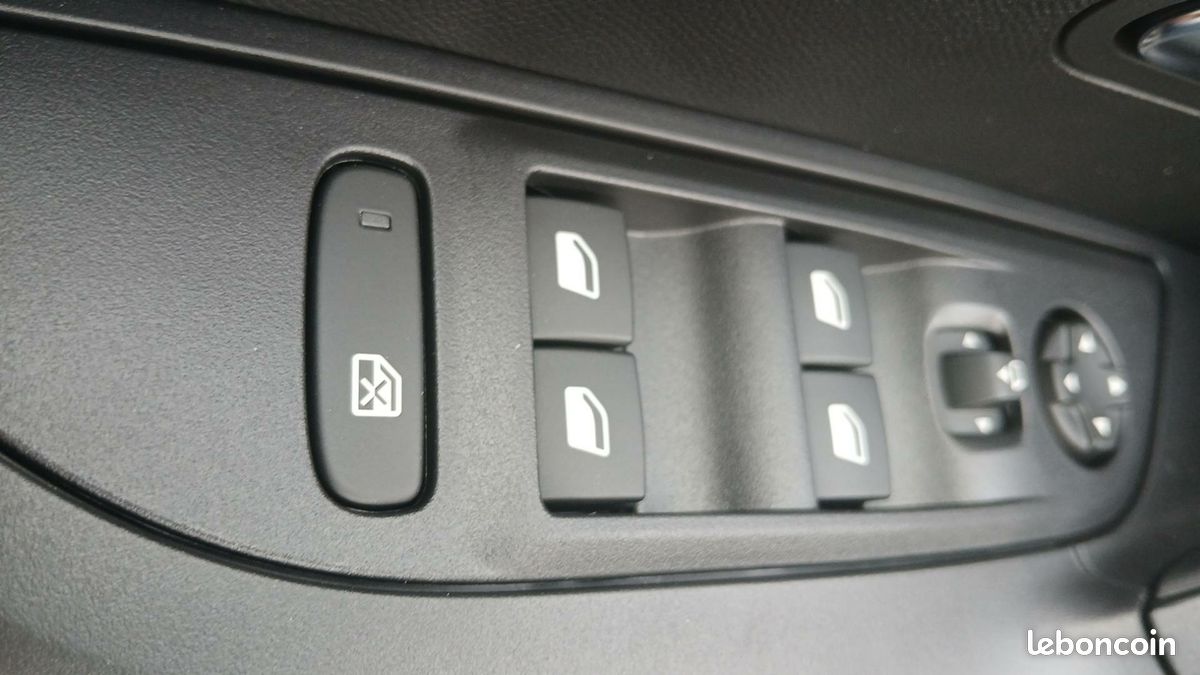 PEUGEOT 2008 Hybrid 145 e-DCS6 Allure (image 18)