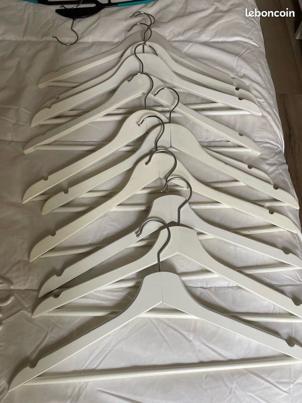 Cintres en bois blanc et pin et plastiques (image 1)