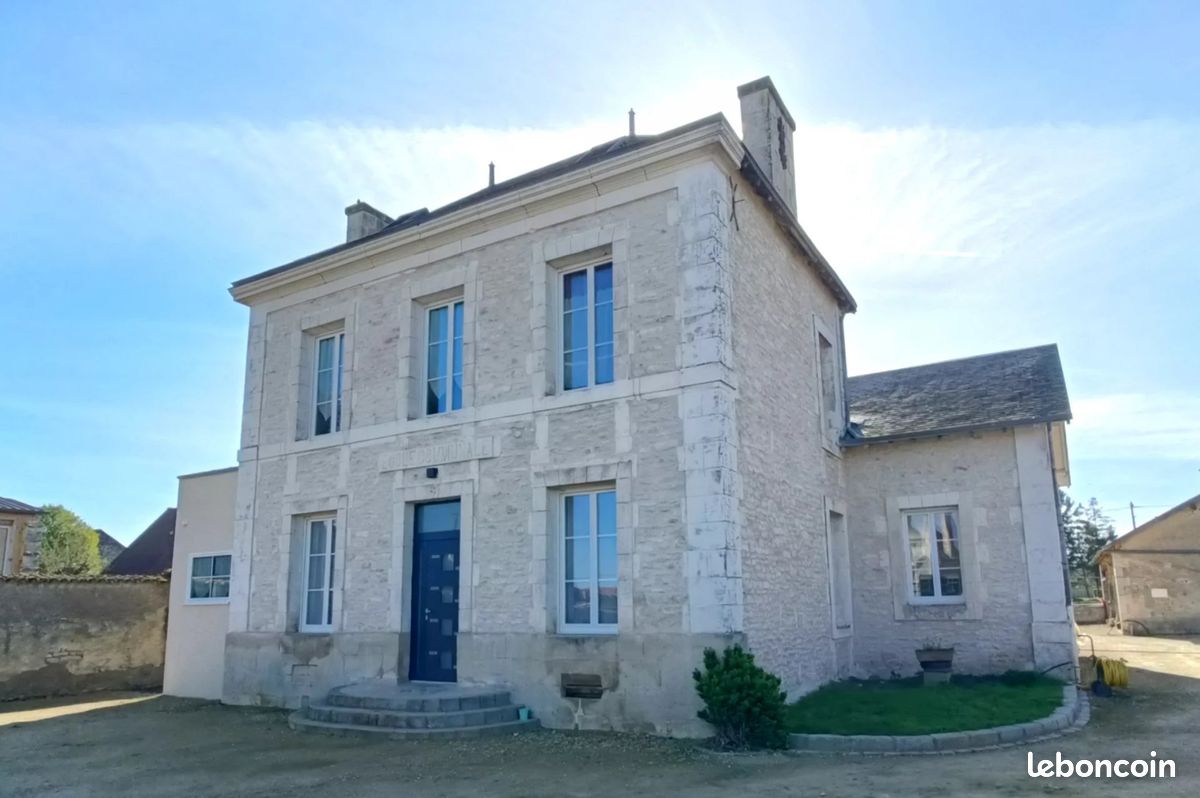 Maison 7 pièces 211 m² · à Champigny en Rochereau · 211 m² · 343 000 €