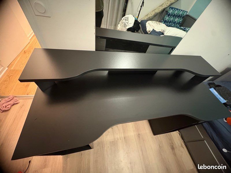 Bureau gaming informatique noir avec rangements – très bon état(PRIX NEGOCABLE✅) (image 3)