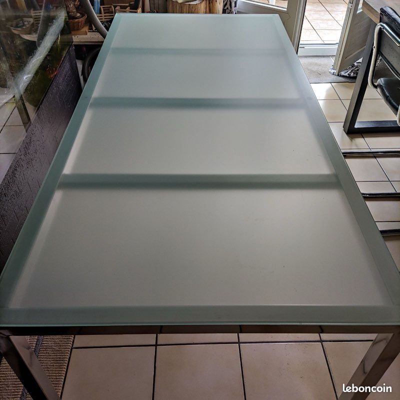 Table en verre trempée (image 1)