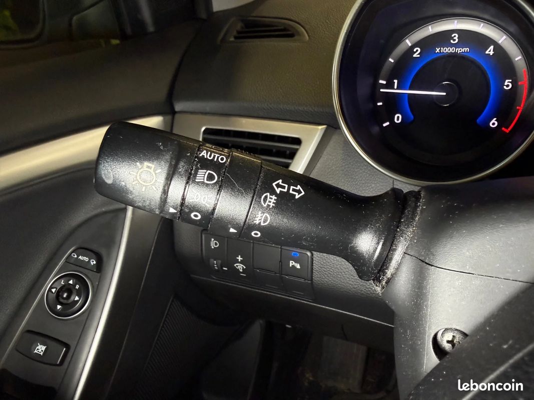 HYUNDAI i30 1.6 CRDi 128 Pack Premium TOIT OUVRANT / SIEGES CHAUFFANTS (image 20)