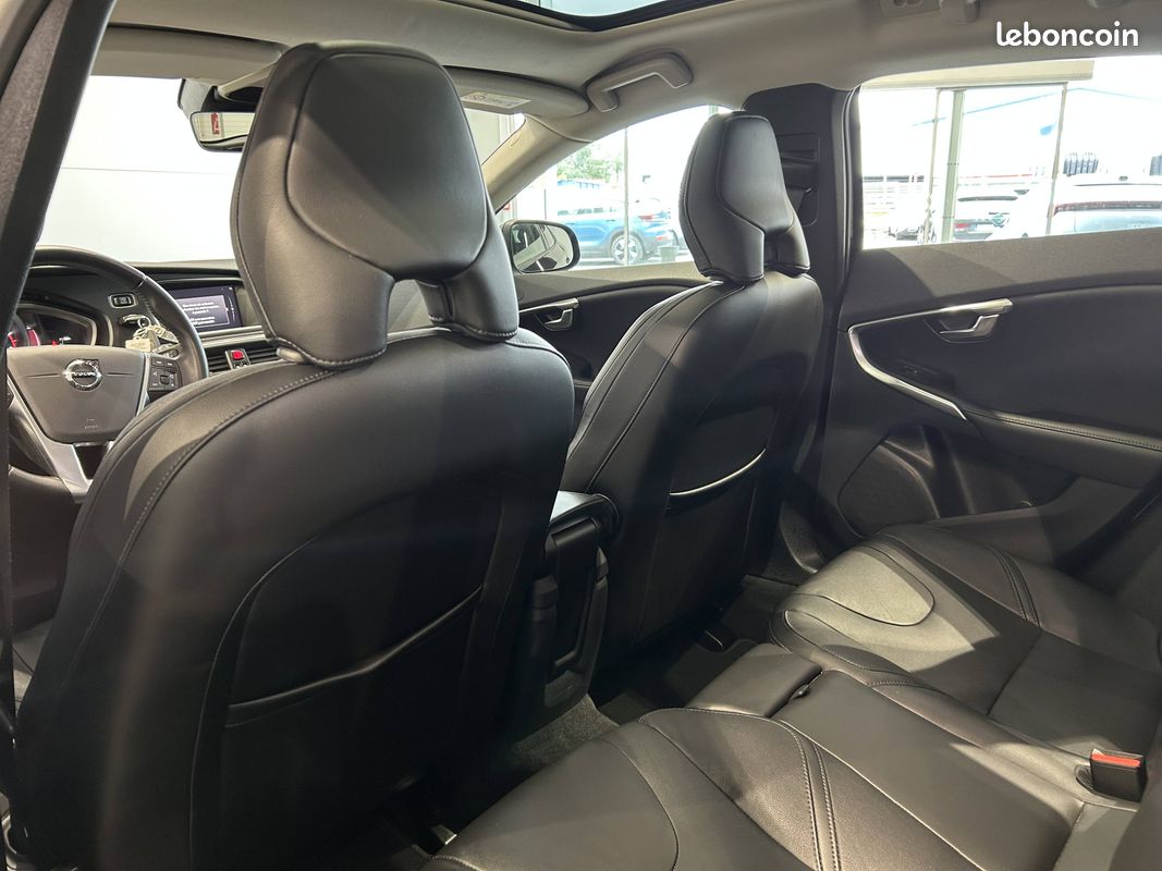 VOLVO V40 T2 122 ch Geartronic 6 Signature Edition (image 8)