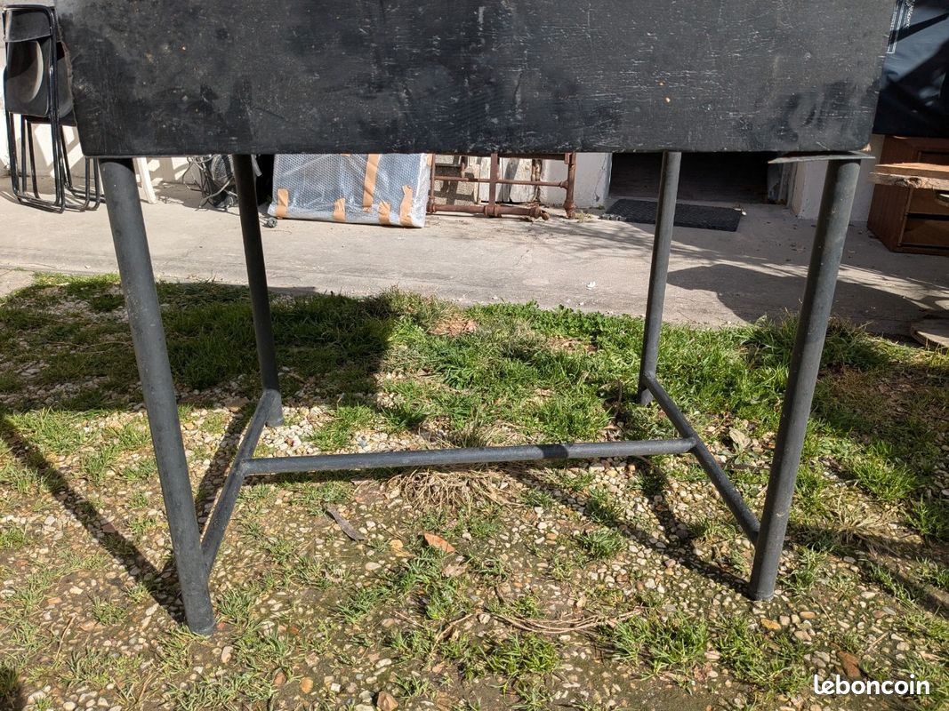 Bureau décoré avec son support (image 3)